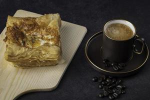 ontbijt met koffie en ei geroosterd brood is de eerste hand- van de dag. foto