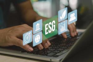 esg milieu sociaal bestuur investering bedrijf concept. hand- gebruik makend van computer laptop icoon symbool van esg Aan virtueel scherm concept. bedrijf investering strategie concept. foto