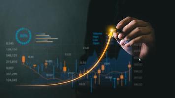 zakenman punt toenemen pijl diagram zakelijke toekomst groei. planning doel doelwit uitdaging en bedrijf strategie financiën investering ontwikkeling concept. foto