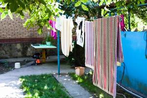 linnen droogt Aan touwen Bij achtertuin van land huis foto