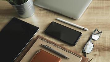 werkplaats bureaublad huis kantoor. top visie van tafel, laptop, glas, documenten, tablet, bedrijf kaart, tas, rekenmachine, pen, boeken, koffie. bedrijf achtergrond, organisatie. foto