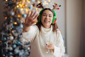 mooi jong vrouw met glas van Champagne Bij huis. foto