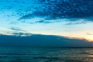 wolken in de blauwe lucht in zonsondergangtijd foto