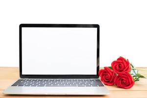 rood roos en laptop mockup Aan wit foto
