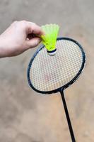 geel shuttle over- badminton racket foto