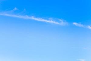 Doorzichtig blauw lucht met versmallen wit wolk in ochtend- foto