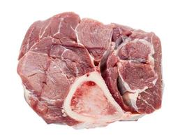 stuk van rauw kalfsvlees vlees met mergbeen geïsoleerd foto