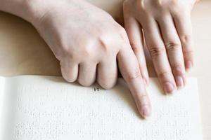 voorkant visie van Blind vrouw leest boek in braille foto