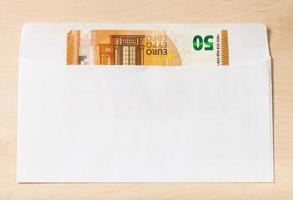 single vijftig euro Notitie in Open envelop Aan tafel foto