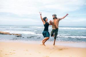 vent en meisje hebben pret Aan de strand foto