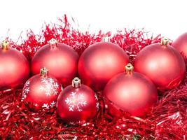 veel rood Kerstmis kerstballen en klatergoud geïsoleerd foto