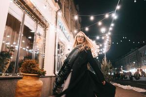 jong vrouw poseren met een laptop Aan de straat foto