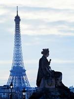 standbeeld en eiffel toren in Parijs foto