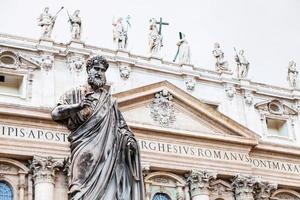 heilige peter en st peter basiliek in Vaticaan foto