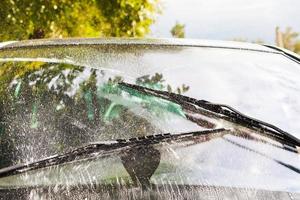 auto ruitenwissers wassen voorruit foto