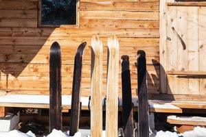 breed Woud skis in voorkant van houten huisje foto