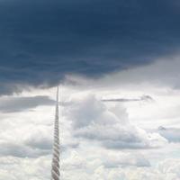 touw stijgt naar lucht met regenachtig wolken foto