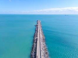 antenne visie van een steen pad over- zee foto