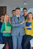 groep portret van leraar met studenten foto