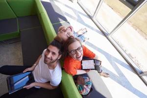 studenten groep werken Aan school- project samen foto