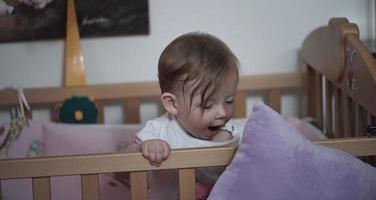 schattig weinig een jaar oud baby en maken eerste stappen in bed foto