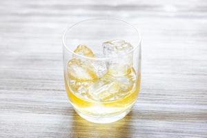glas met single mout Scotch whisky Aan de rotsen foto