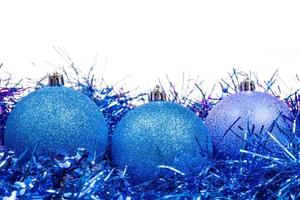 weinig blauw Kerstmis kerstballen en klatergoud geïsoleerd foto