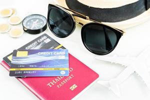 paspoorten en creditcards, zonnebrillen, vliegtuig op wit foto