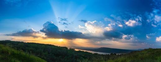 panorama zonsondergang lucht met straal licht in schemering tijd foto