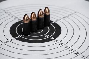 9 mm pistool kogels Aan doelwit het schieten papier, zacht en selectief focus foto