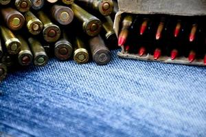 detailopname visie van de oud kogels Aan jeans vloer, zacht en selectief focus Aan kogels, concept voor verzamelen oud kogels in vrij keer. foto