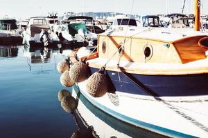 weergave van jachten in de jachthaven van cannes, frankrijk foto