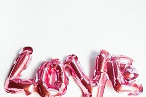 liefdesconcept. opblaasbare roze ballon met letters foto
