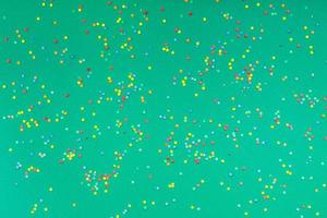 Kerstmis patroon groen papier kleurrijk confetti foto