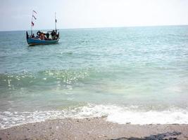 lamongan, jawa timur, Indonesië, 2022 - avontuurlijk kinderen rijden een klein boot aan de overkant de zee foto