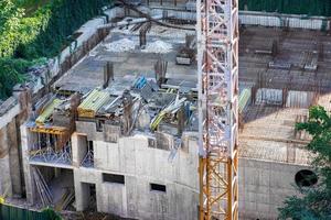 top visie van de bouw plaats en de houdende van de fundament van een nieuw huis. foto