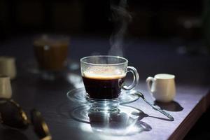 kopje warme koffie op tafel