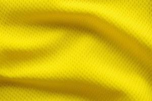 gele kleur voetbaltrui kleding stof textuur sportkleding achtergrond, close-up foto