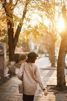 straat portret van jong mooi modieus vrouw foto