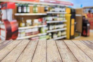 hout verdieping en wijn likeur fles Aan plank foto