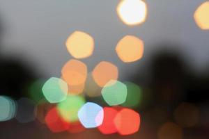 mooie achtergrond van bokehlichten 's nachts op weg met auto foto