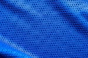 blauwe kleur stof sportkleding voetbal trui met lucht mesh textuur achtergrond foto