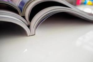 stapel tijdschriften stapelen op witte tafel in woonkamer foto