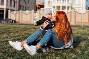 moeder en zoon Aan de gras foto