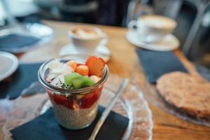 cocktail van vers fruit en melk in een glas foto