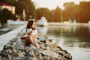 meisje met een hond op de boulevard foto