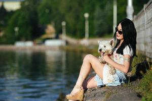 meisje met een hond Aan de meer foto