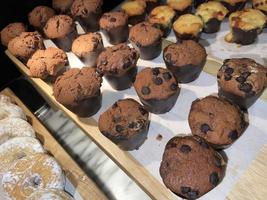 lijnen van heerlijk chocola en vanille muffins vers gebakken eigengemaakt chocola spaander muffins foto