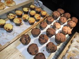 lijnen van heerlijk chocola en vanille muffins vers gebakken eigengemaakt chocola spaander muffins foto