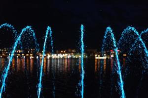 een stroom van een fontein. avond stad. foto